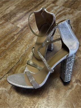 🆕 Silver Glitter Block Heel Sandals with Rhinestone Straps size 10/10.5 (41)